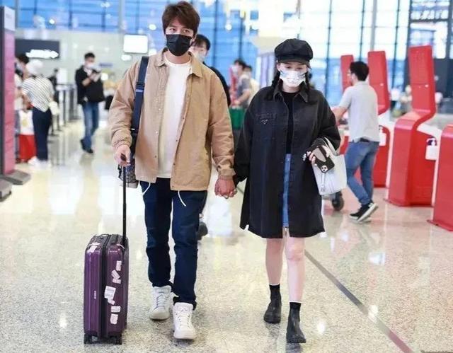 陈乔恩|陈乔恩和老公机场牵手秀恩爱，小九岁老公穿卡其色外套，帅气有型