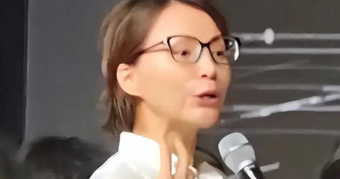 52岁董卿街头被偶遇 现状曝光，透露出两大信息，离婚传闻真相大白