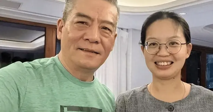 他是著名演员，总演坏蛋导致57岁才结婚，妻子至今没人见过真容