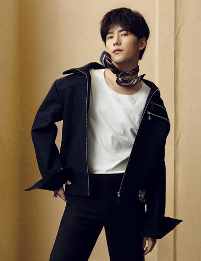 杨洋|杨洋与工作人员合照，皮肤黝黑难掩帅气，网友很期待！