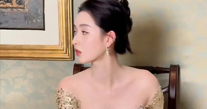 王玉雯的脸真漂亮，一点瑕疵也没有，好干净的一张脸 。