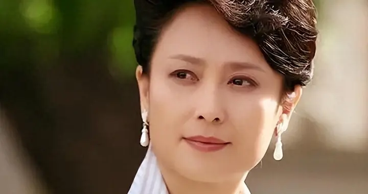 一婚丈夫嫌她太有名，二婚嫁豪门至今无子，今62岁被宠成\公主\