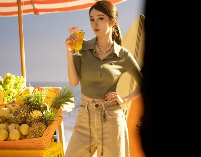 杨幂最新广告大片，身着绿色紧身上衣，展现完美好身材