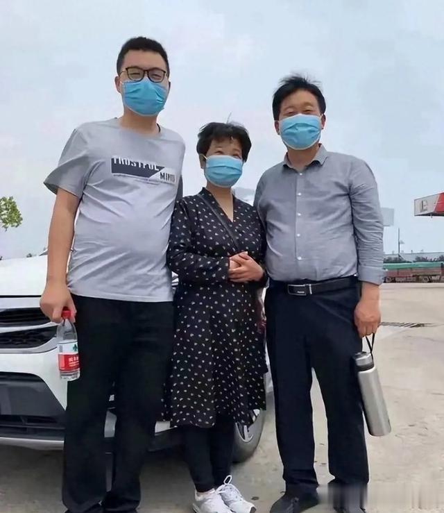 两儿三孙大团圆，老杜老郭同时晒照，强势宣布郭威回归