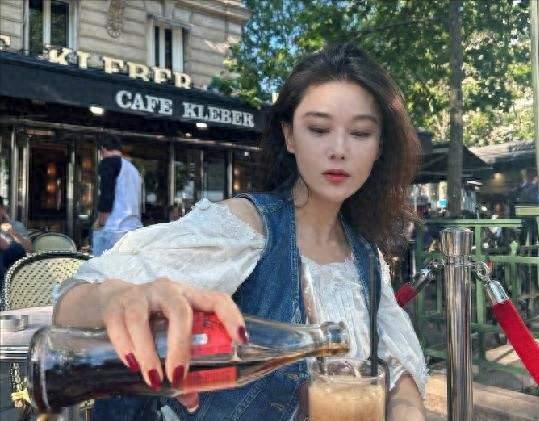 38岁张馨予太丰满了，穿衬衫都兜不住，我感慨军人老公果然会选人