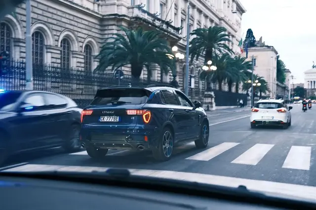 公务车新宠，解锁领克01从街头追击到日常出勤的隐藏优势