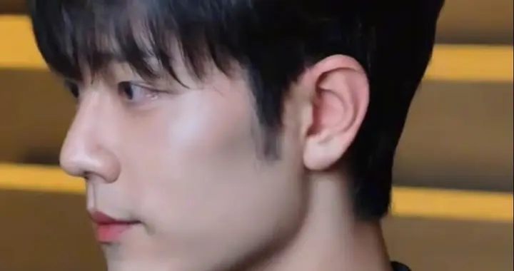 肖战出席米兰GUCCI大秀，一身黑衣，放下刘海，秒变乖乖男