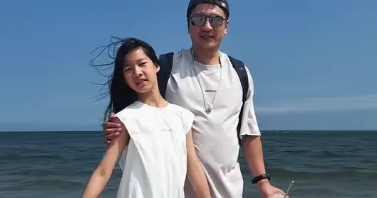 张雪峰灵堂遗照曝光！11岁女儿发声悼念，懂事的令人心疼