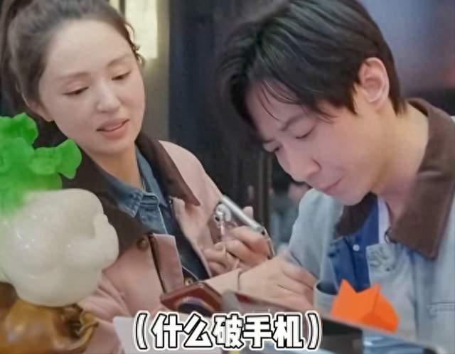 董璇夫妇请客吃饭，张维伊疑卡里钱不够！董璇抢着付钱还被黑脸