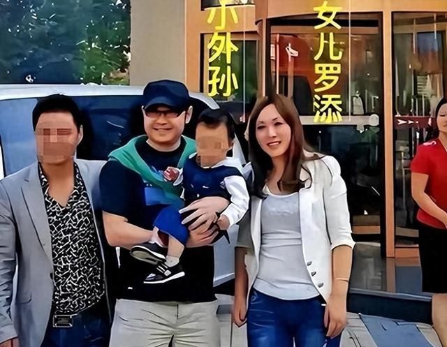 刀郎幸福的一家和美丽的老婆、女儿、外孙同框,温馨满溢