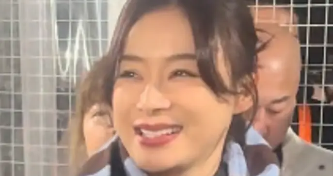 袁姗姗线下被偶遇，穿大棉袄坐路边吃面，生图五官立体但有姨味