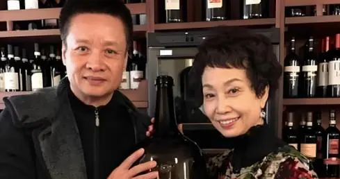 阎维文携妻回平遥，68岁妻子好瘦好显老 与丈夫同框就像两代人一样