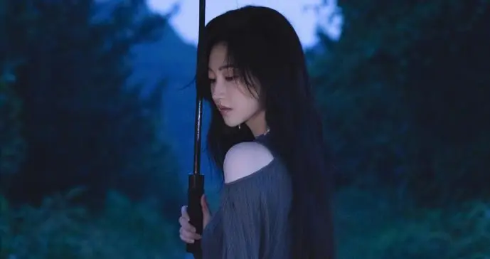 景甜简直是雨中百合！美的人神共愤了。