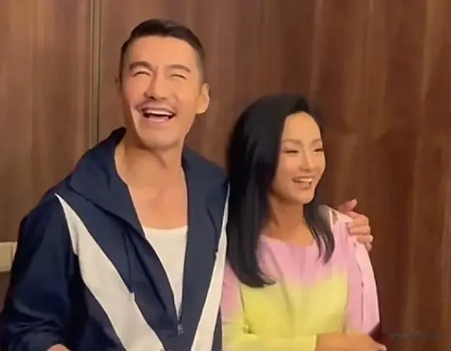 胡兵瞿颖杭州同框，再次亲密相拥，两人至今男不婚女不嫁