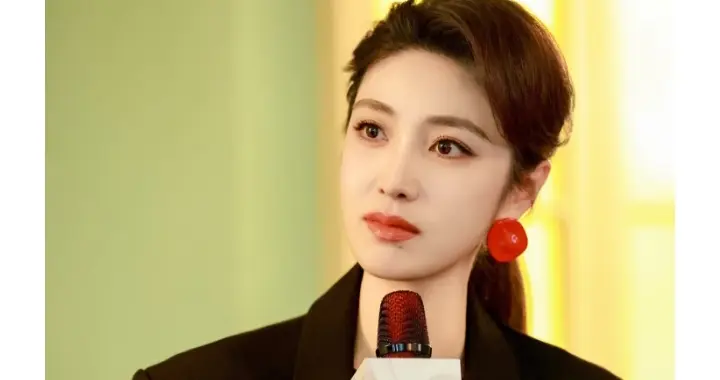 主持人何卿分享最新工作美照，一身黑西装优雅又高级