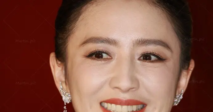 佟丽娅活动现场抹胸皮衣，生图状态太美了