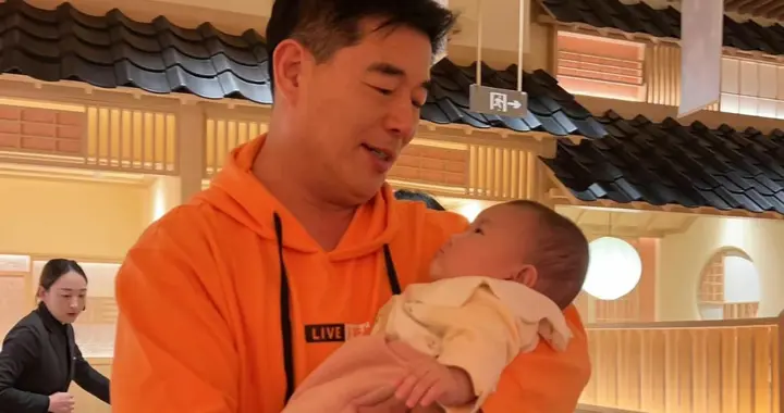 娶小27岁央视美女，快60岁才当爹，如今他衰老明显，娇妻貌美如花