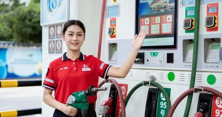 2025年油价为什么跌跌不休？全世界打仗不停，加油还能更省钱？