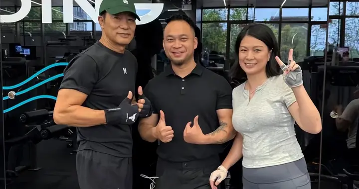 71岁任达华现身广东一家健身房锻炼身体，身材健硕，好有男人味！