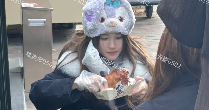 迪士尼偶遇赵露思曾黎，露思小小一只蹲地上吃鸡腿的样子太可爱了