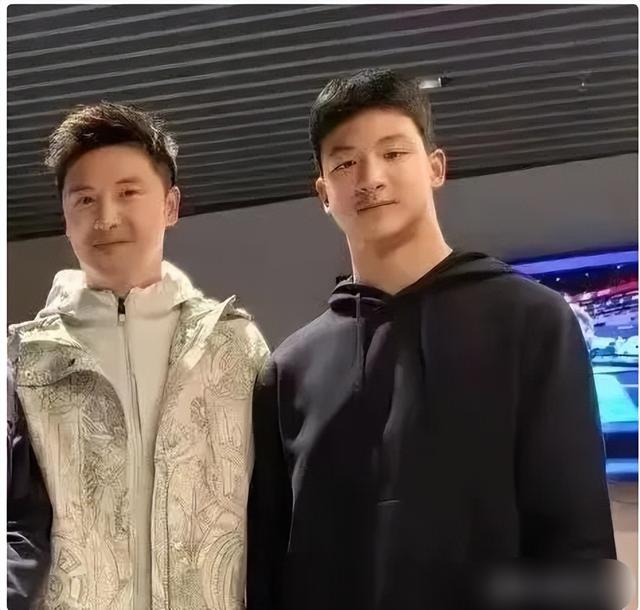 田亮儿子田宸羽照片见异常，网友发现异常，建议他带儿子看医生！