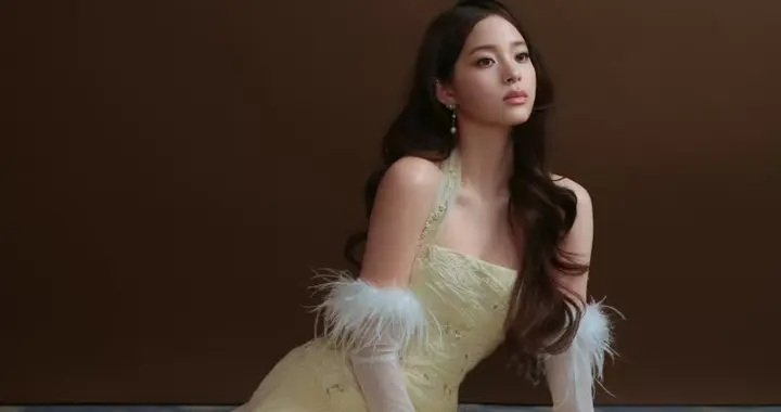 欧阳娜娜脚踩小高跟戴着白色丝手套，越来越会撩人了