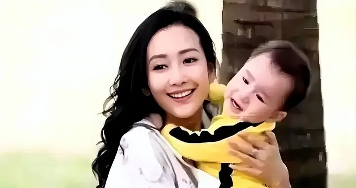 2岁女儿现状曝光后，王鸥被“扒”了个底朝天，孩子父亲到底是谁