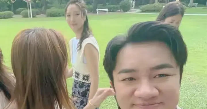 46岁王祖蓝和老婆李亚男在泰国旅游，王祖蓝胖了好多老婆又高又瘦