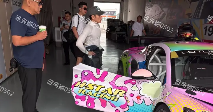 郭富城站在80多厘米高的低趴赛车前依然很娇小，身高1米65都勉强