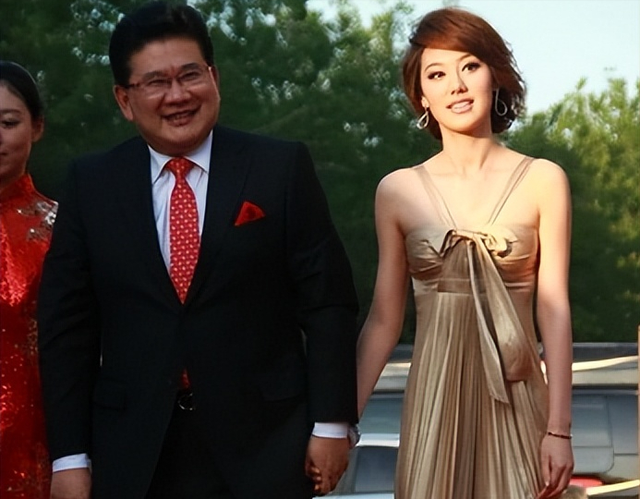 和曹可凡传绯闻8年后，王冠发文高调宣布喜讯，终于等到这一天