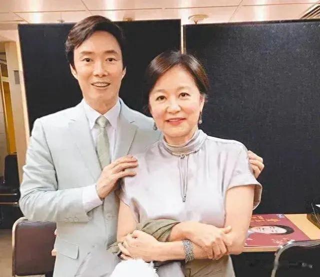 69岁林青霞和68岁费玉清罕见同框，年龄只差一岁，却似两代人