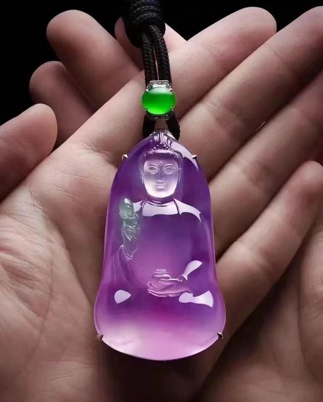 翡翠的魅力：晶莹剔透，富贵之石