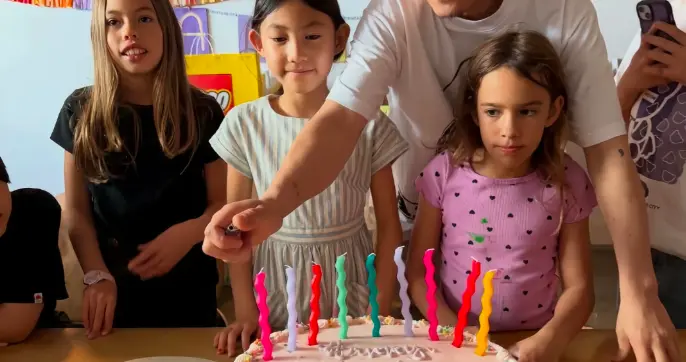 陈冠希为女儿庆9岁生日！头发半白不修边幅似本山大叔，很宠孩子