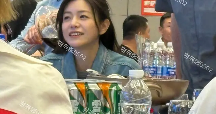 陈妍希本人太年轻了，脸小皮肤白一对小梨涡好甜美一点不像40多岁