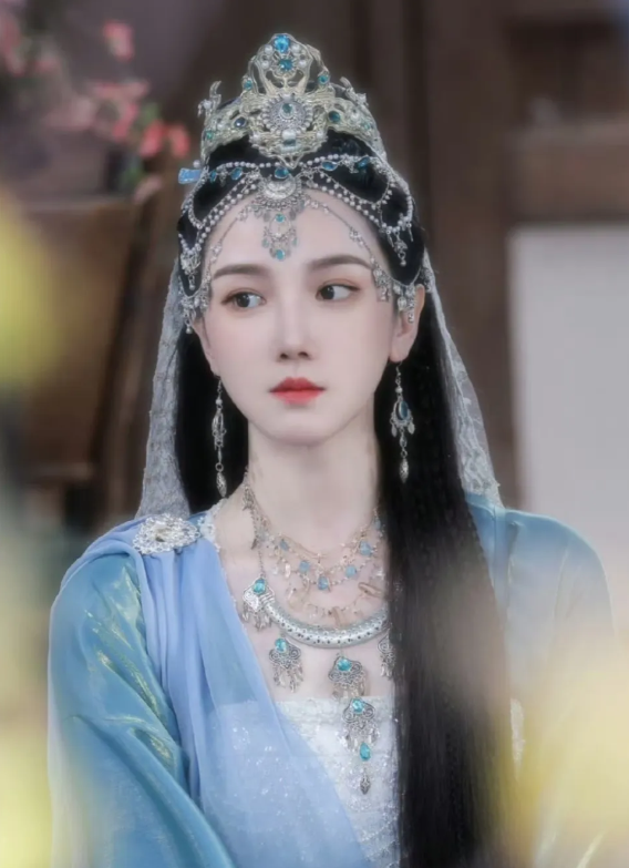 《四方馆》里陈小纭一出场，女主30集白演了，颜值演技全方位秒杀