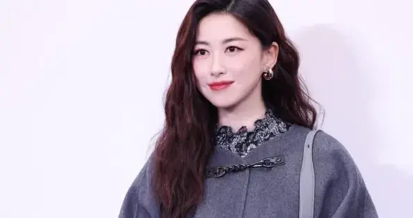 朱珠的气质真是出挑！灰色斗篷大衣+长筒靴，简约又高级！