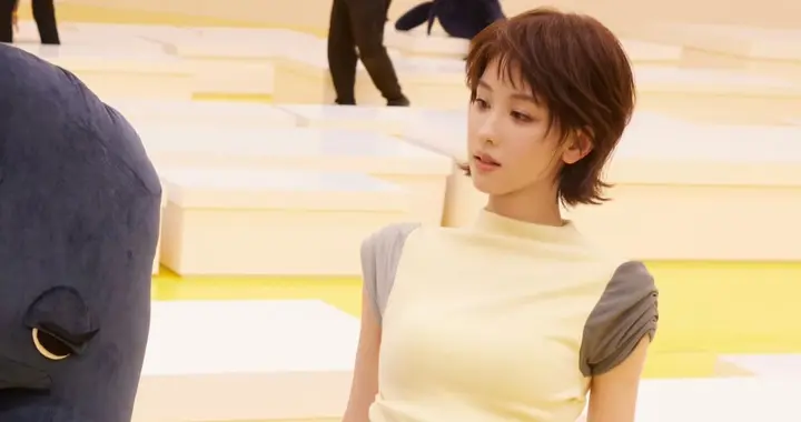 第一次看到短发的陈都灵，俏皮可爱