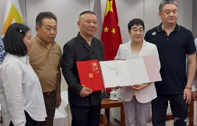 德云社郭德纲发文，一天收三份聘书，晒照引热议，郭德纲成了主流