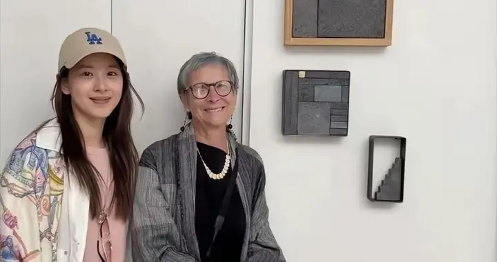 章泽天去看艺术展！素颜皮肤很好，两天打卡两个展，刘强东像保镖