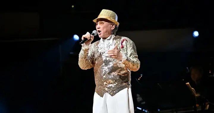 84岁TVB喜剧元老台上台下反差大！下楼梯双脚发软需人搀扶