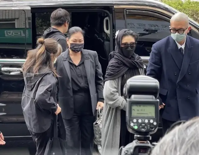 48岁大S徐熙媛罕见现身，全身包裹严实，满头白发令人唏嘘