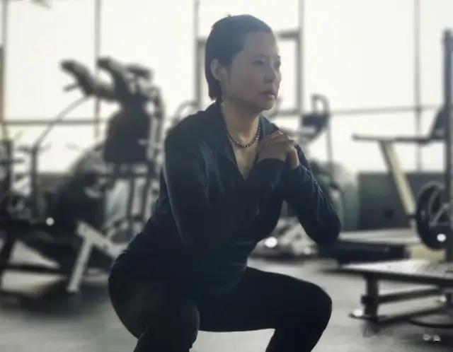 袁立瘦身成功，腰线和腿部肌肉都出来了，素颜状态很朴实