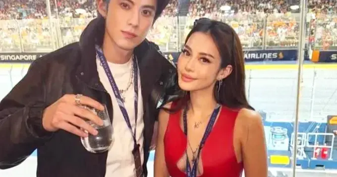 王鹤棣与林心儿新加坡F1合影，棣棣绅士风度满分，林家千金漂亮！