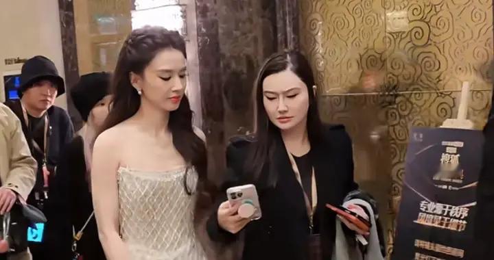 42岁黄圣依美成一朵花，看着像30出头，颜值明显回春