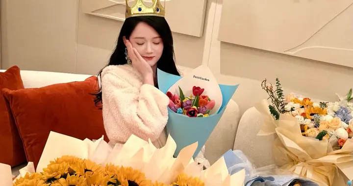 47岁陈乔恩庆生照曝光，满屏鲜花仪式感满满，状态冻龄好似少女