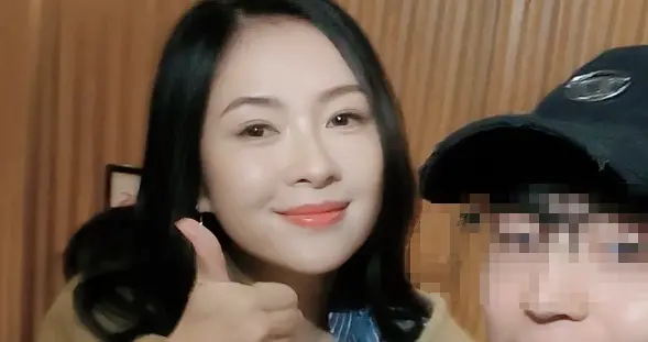 46岁章子怡香港被遇，医美过度脸大了一圈，网友惋惜失去骨相优势