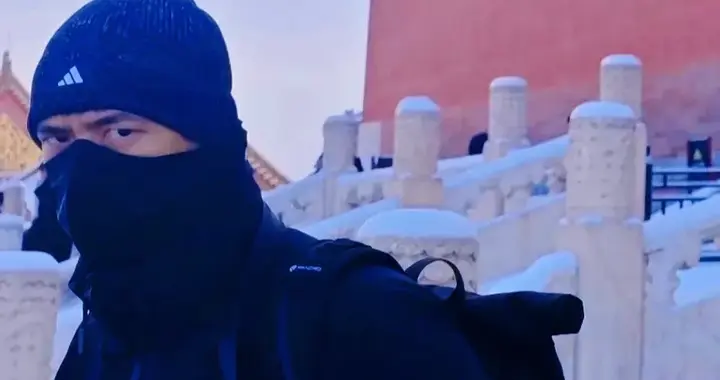 李现故宫拍雪景被偶遇，包裹严实，眼神犀利，网友：像特工！