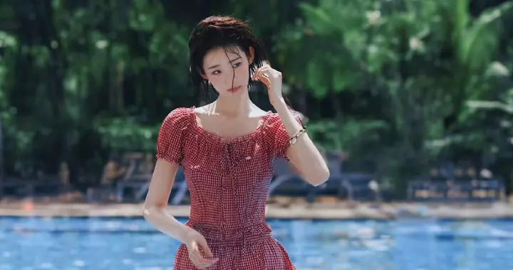 张艺凡泳池，光脚丫美腿，玫瑰色彩甜美怡人。