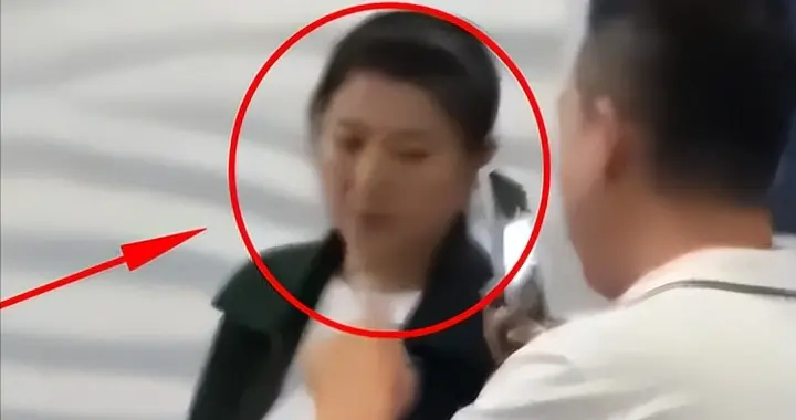 闫学晶风波后首现身！双手插兜，满脸不屑，看来她还没有认识到错