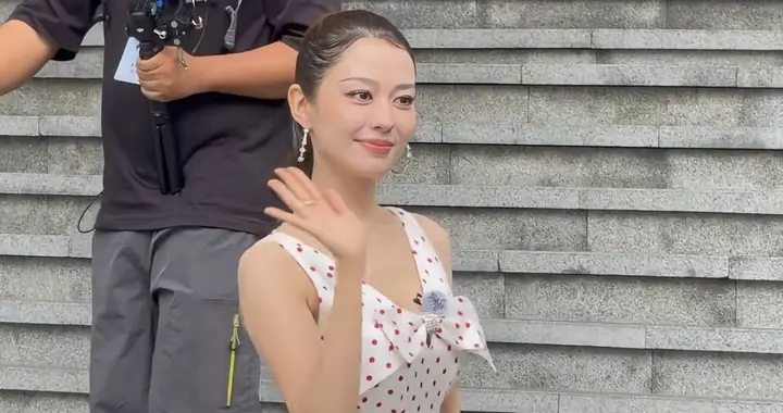 好可爱！吉娜录节目路透，穿碎花裙优雅又漂亮，还给粉丝挨个比心